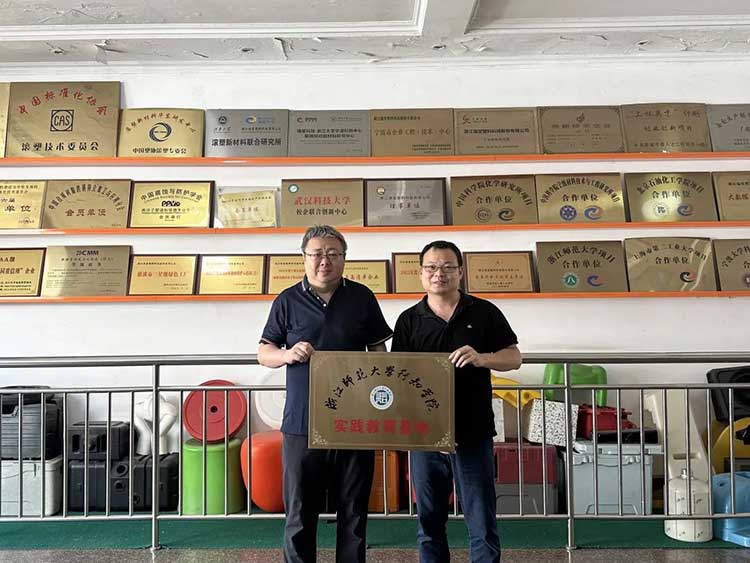 Ruitang Technology și -a unit mâinile cu Zhejiang Normal University Xingzhi College pentru a construi în comun o bază de educație practică, deschizând un nou capitol în integrarea industriei și educației